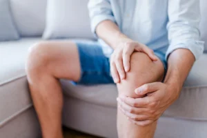 What causes knee pain_